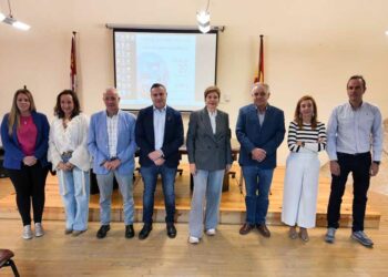 El alcalde de San Esteban, Antonio Labrador, junto a la gerente provincial de Servicios Sociales y el resto de autoridades.