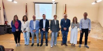 El alcalde de San Esteban, Antonio Labrador, junto a la gerente provincial de Servicios Sociales y el resto de autoridades.