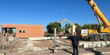 Empieza a tomar forma el nuevo edificio multiusos de Aldeaseca con la instalación de la estructura