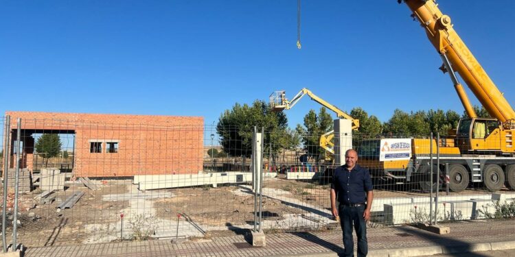 Empieza a tomar forma el nuevo edificio multiusos de Aldeaseca con la instalación de la estructura