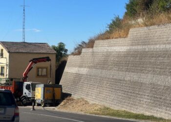 Cabrerizos arregla el muro de la calle Los Arroyos para evitar las humedades