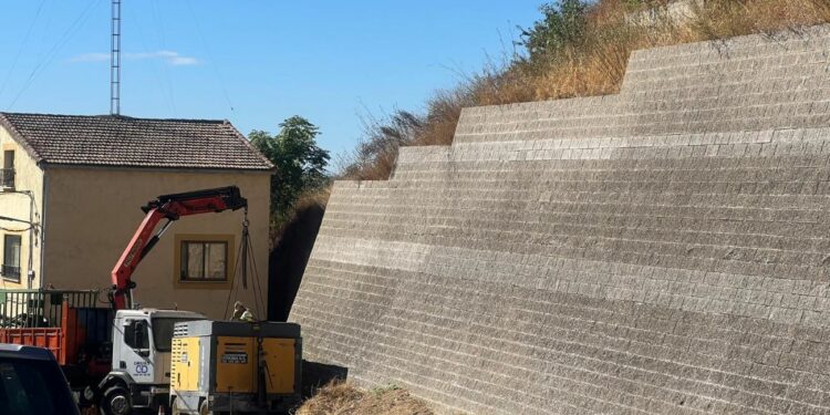 Cabrerizos arregla el muro de la calle Los Arroyos para evitar las humedades