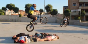Exhibición de habilidad y destreza sobre dos ruedas en Carbajosa