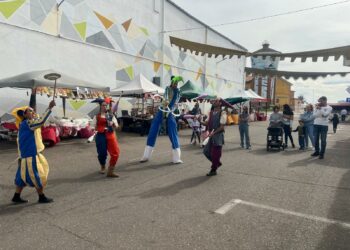 La animación con música, zancudos y malabaristas inaugura el V Mercado Medieval de Castellanos