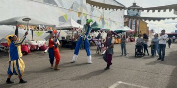 La animación con música, zancudos y malabaristas inaugura el V Mercado Medieval de Castellanos