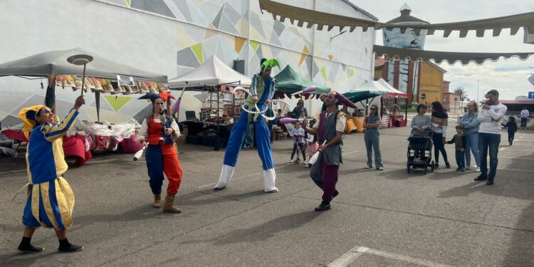 La animación con música, zancudos y malabaristas inaugura el V Mercado Medieval de Castellanos