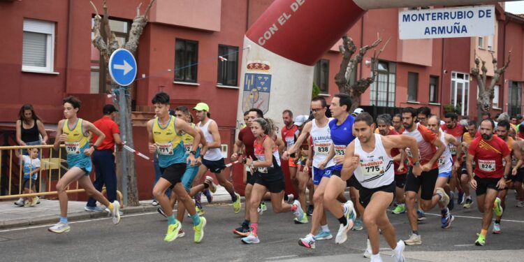 David Ruano y María José Carpio esquivan la tormenta y vencen en la ‘12+4 Carrera Urbana de Monterrubio’