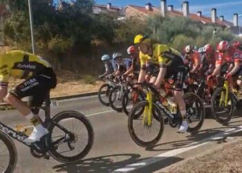 Animación ciudadana en el rápido paso de los ciclistas de la Vuelta a España por Salamanca