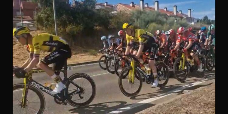 Animación ciudadana en el rápido paso de los ciclistas de la Vuelta a España por Salamanca