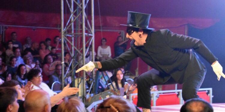 Los equilibrios y malabares de ‘La Chimba’ repiten el lleno absoluto en el ecuador de ‘Volatiritormes’