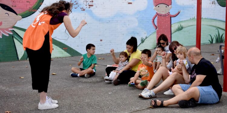 Los cuentacuentos ‘Medios de Transporte Sostenible’ acaparan la atención de los más pequeños de Santa Marta