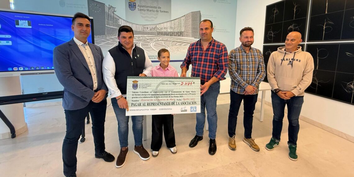 Santa Marta entrega a ‘La Sonrisa de M4ría’ los 2.379€ recaudados en ‘El Toro’ de las fiestas