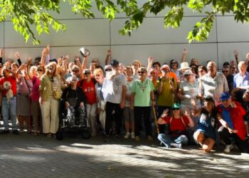 Más de un centenar de personas caminan por la movilidad en el paseo saludable por Santa Marta