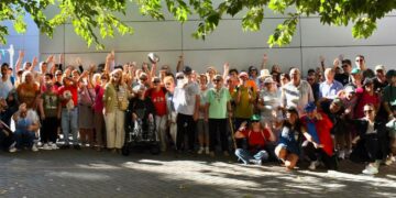 Más de un centenar de personas caminan por la movilidad en el paseo saludable por Santa Marta