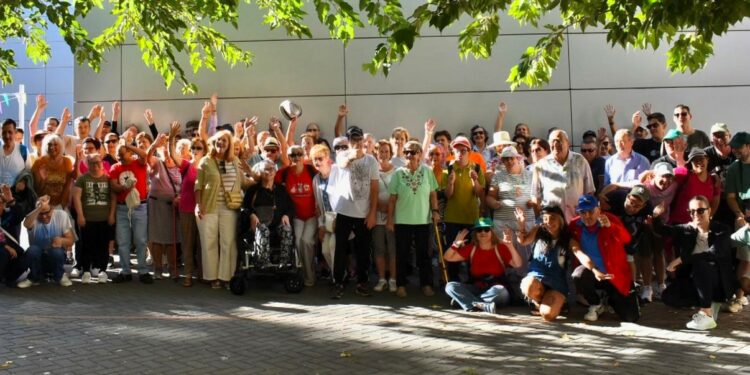 Más de un centenar de personas caminan por la movilidad en el paseo saludable por Santa Marta