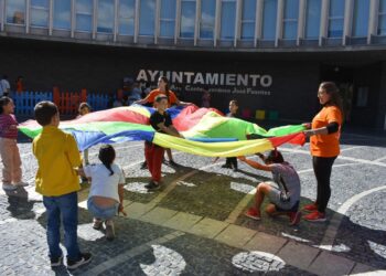 Las familias se divierten en los juegos de la yincana de la movilidad de Santa Marta