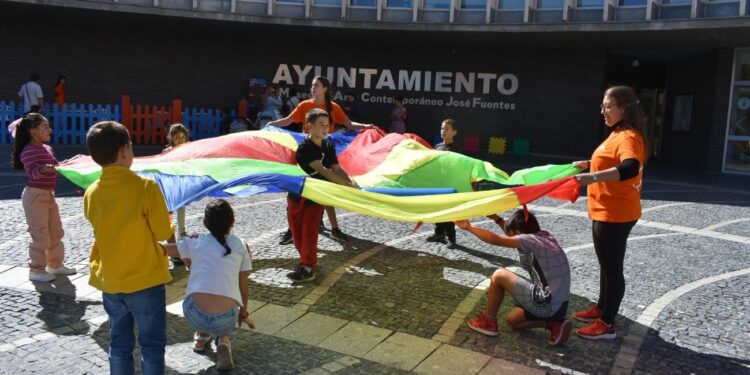 Las familias se divierten en los juegos de la yincana de la movilidad de Santa Marta