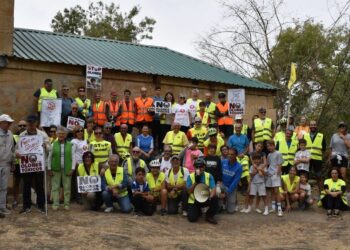 ‘Cuidamos Villamayor’ pedalea para visibilizar su protesta contra los olores de la fábrica de grasas