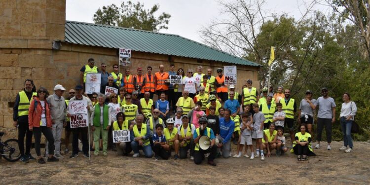 ‘Cuidamos Villamayor’ pedalea para visibilizar su protesta contra los olores de la fábrica de grasas