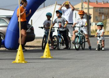 Una decena de niños y niñas demuestran sus habilidades sobre ruedas en Villamayor