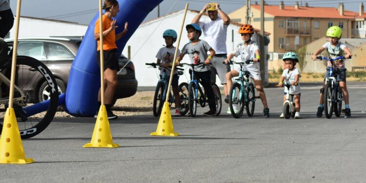 Una decena de niños y niñas demuestran sus habilidades sobre ruedas en Villamayor