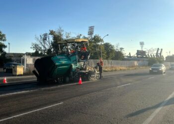 Comienza la renovación del asfaltado de la carretera del Helmántico que tendrá semáforo con pulsador