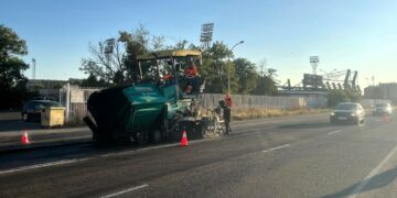 Comienza la renovación del asfaltado de la carretera del Helmántico que tendrá semáforo con pulsador