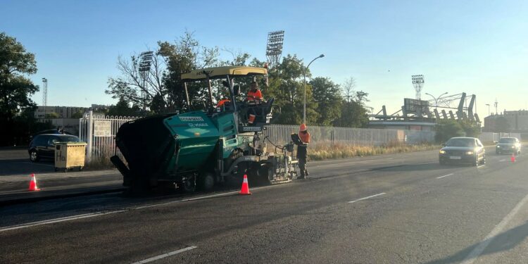 Comienza la renovación del asfaltado de la carretera del Helmántico que tendrá semáforo con pulsador