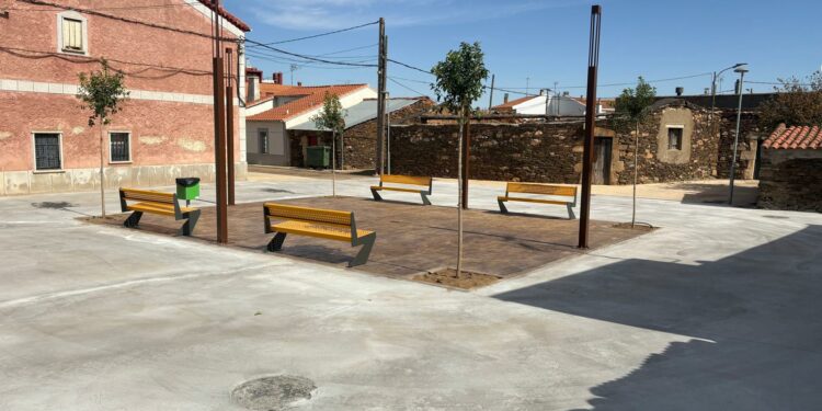 Doñinos estrena nuevo punto de encuentro vecinal con una plaza que embellece el ‘corazón’ del pueblo