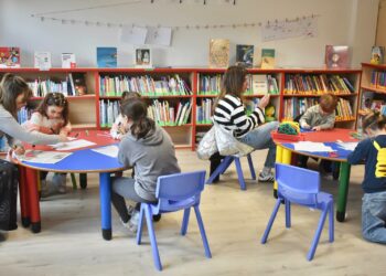 Doñinos convierte su biblioteca en un mundo fantástico literario con los ‘Inventores de Personajes’