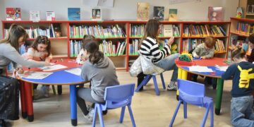 Doñinos convierte su biblioteca en un mundo fantástico literario con los ‘Inventores de Personajes’