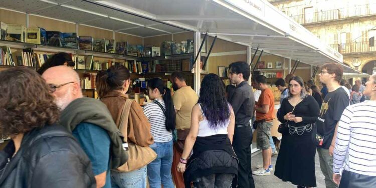 La Plaza Mayor de Salamanca acoge la 31 edición de la Feria del Libro Antiguo y de Ocasión