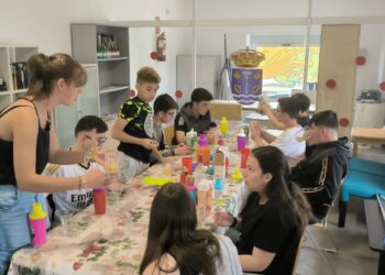 Clases de refuerzo, talleres temáticos, nuevas tecnologías e idiomas forman parte de la programación trimestral para los jóvenes de Santa Marta