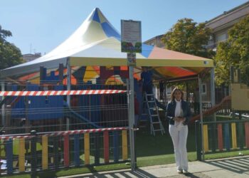 El Ayuntamiento instala una carpa para aumentar el uso del parque infantil de plaza del Ángel