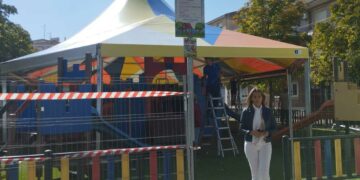 El Ayuntamiento instala una carpa para aumentar el uso del parque infantil de plaza del Ángel