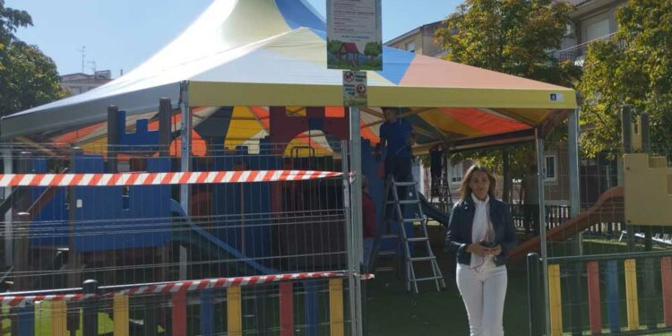 El Ayuntamiento instala una carpa para aumentar el uso del parque infantil de plaza del Ángel