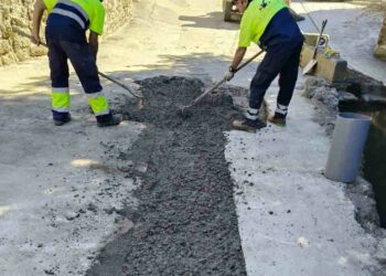 San Esteban de la Sierra invierte 2.000 euros para la reparación de una tubería de la red de saneamiento