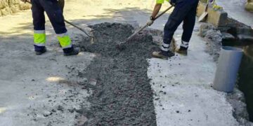 San Esteban de la Sierra invierte 2.000 euros para la reparación de una tubería de la red de saneamiento