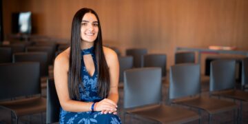 La joven salmantina María Pérez consigue la Beca de Grado Jesús Serra: “Mi familia es la que día a día me impulsa a conseguir mis sueños”