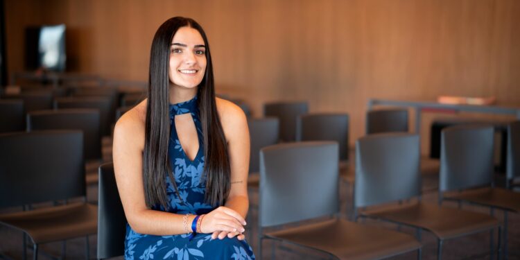 La joven salmantina María Pérez consigue la Beca de Grado Jesús Serra: “Mi familia es la que día a día me impulsa a conseguir mis sueños”