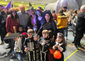 Los vecinos de Aldeatejada lucen sus disfraces en una multitudinaria fiesta de disfraces repleta de actividades