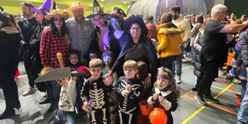 Los vecinos de Aldeatejada lucen sus disfraces en una multitudinaria fiesta repleta de actividades