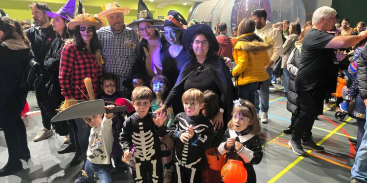 Los vecinos de Aldeatejada lucen sus disfraces en una multitudinaria fiesta repleta de actividades