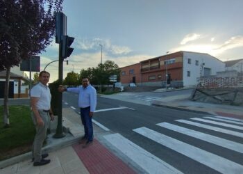 Aldeatejada instala un semáforo con pulsador en la travesía para garantizar el paso seguro de escolares al nuevo colegio