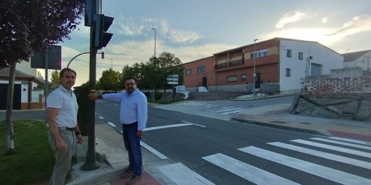 Aldeatejada instala un semáforo con pulsador en la travesía para garantizar el paso seguro de escolares al nuevo colegio