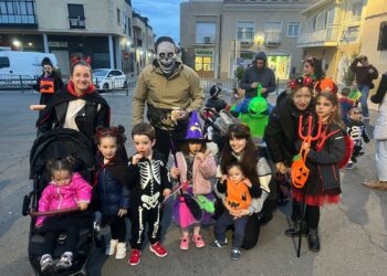 Animada fiesta de disfraces al ritmo de la música y chocolate caliente en Cabrerizos