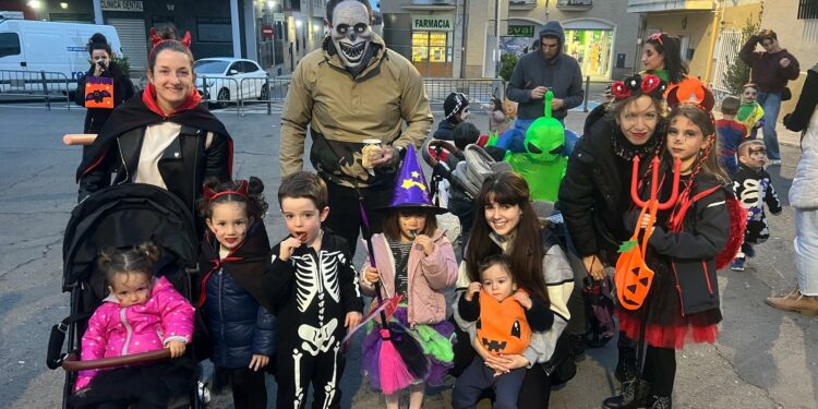 Animada fiesta de disfraces al ritmo de la música y chocolate caliente en Cabrerizos