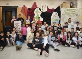 Los cuentos y las adivinanzas se cuelan en Carbajosa con el taller ‘Lectura en voz alta’