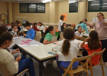 Una veintena de jóvenes aprenden el arte de la encuadernación en Carbajosa