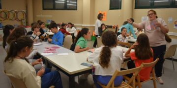 Una veintena de jóvenes aprenden el arte de la encuadernación en Carbajosa